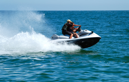 Two people jet skiing, one of the many water sports you’ll enjoy after relocating to the Twin Cities area