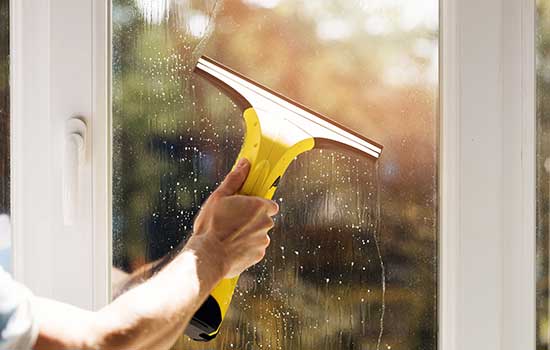  cleaning windows